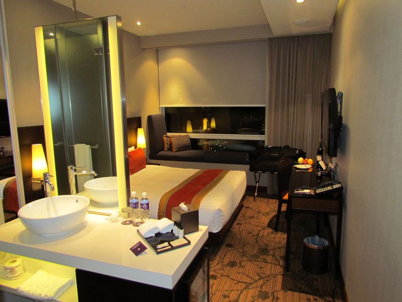The room, while on the small side, was stylish and modern, giving a feeling of extra space.